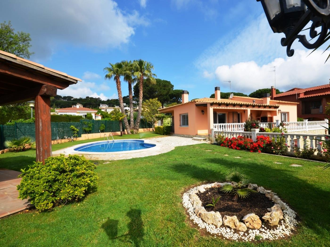 image VILLA CON PISCINA PRIVADA Y FANTASTICOS JARDINES 0