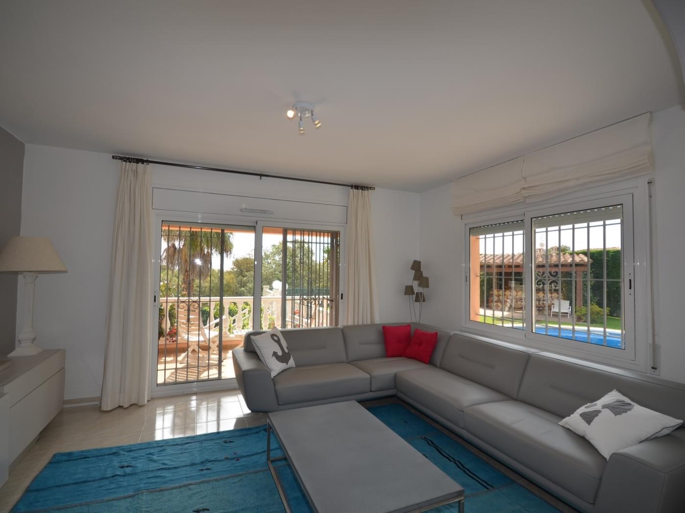 image VILLA CON PISCINA PRIVADA Y FANTASTICOS JARDINES 11