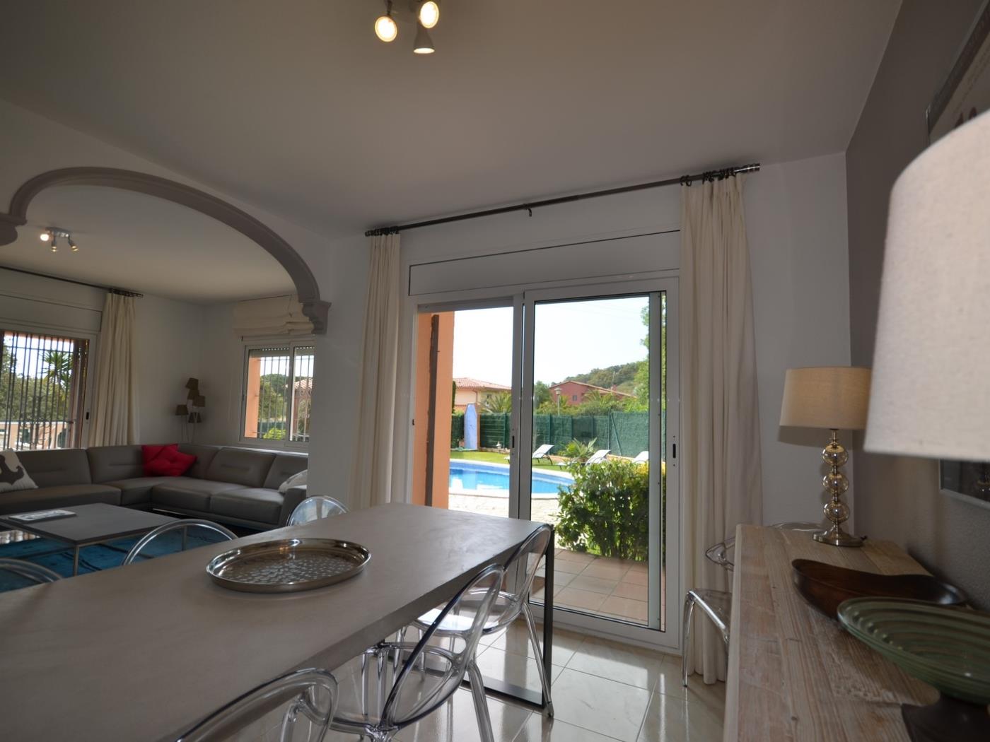 image VILLA CON PISCINA PRIVADA Y FANTASTICOS JARDINES 13