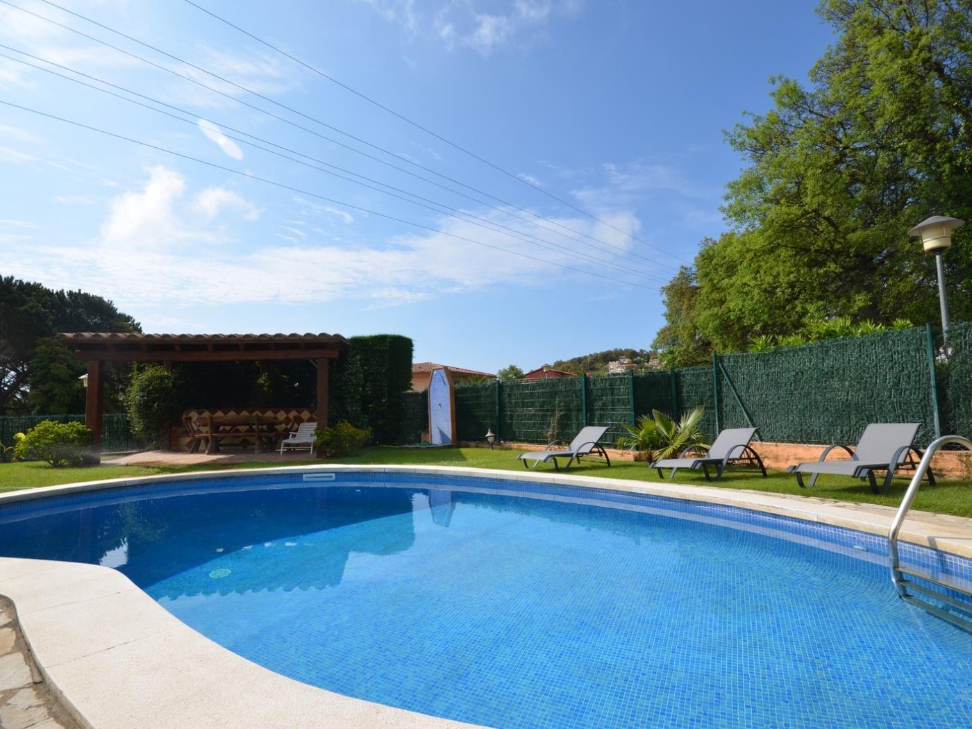 image VILLA CON PISCINA PRIVADA Y FANTASTICOS JARDINES 1