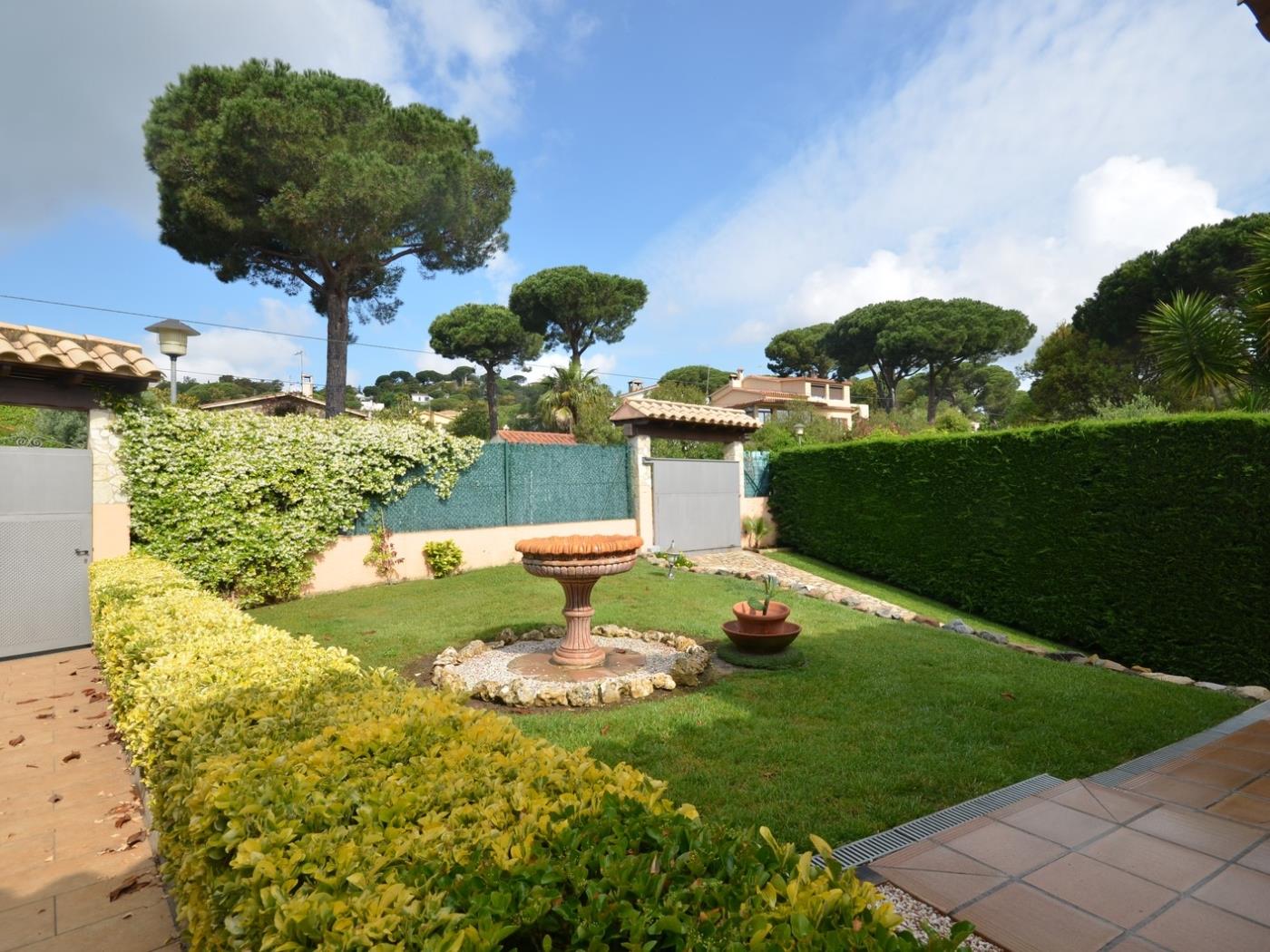 image VILLA CON PISCINA PRIVADA Y FANTASTICOS JARDINES 32
