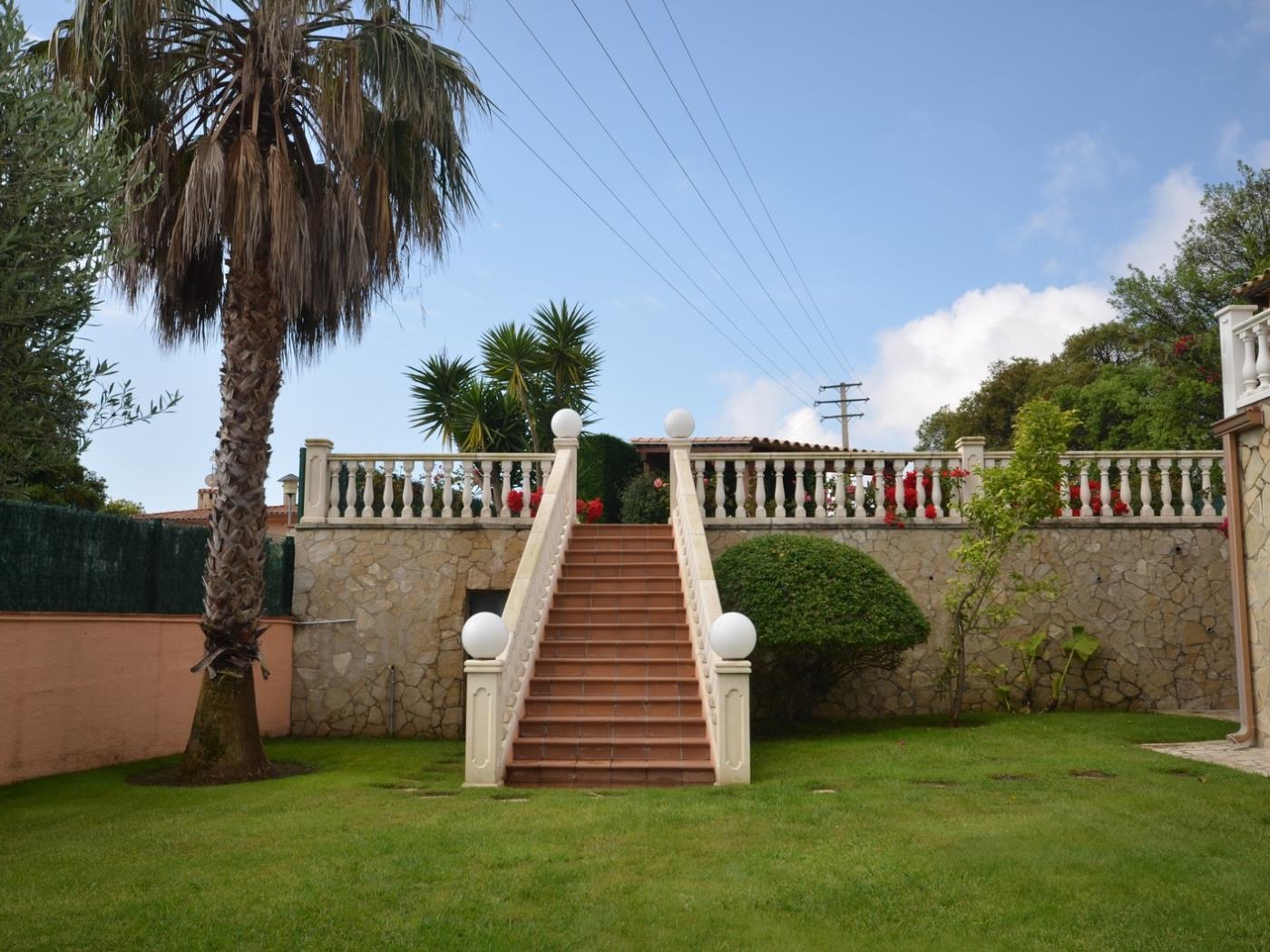 image VILLA CON PISCINA PRIVADA Y FANTASTICOS JARDINES 34