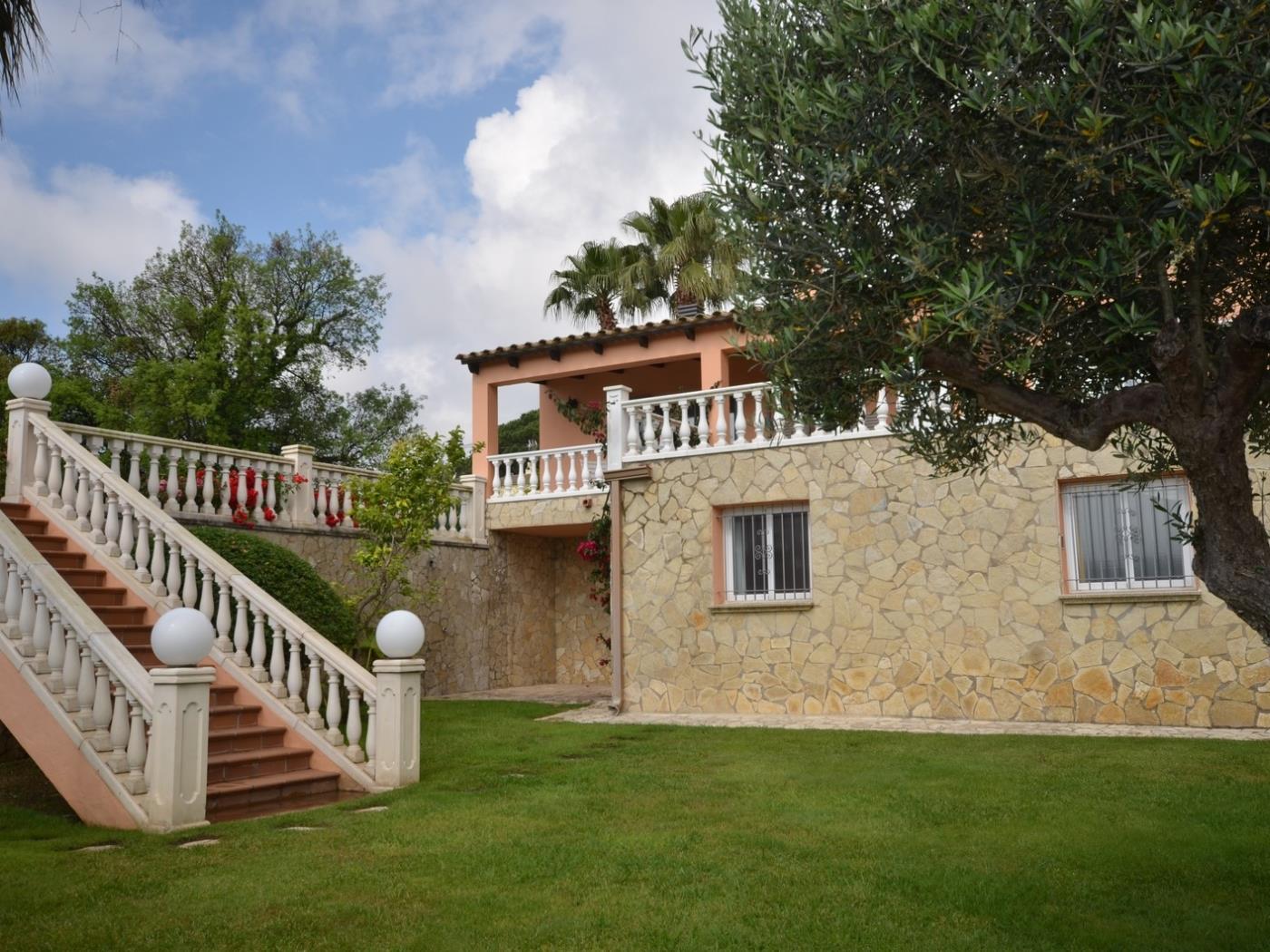 image VILLA CON PISCINA PRIVADA Y FANTASTICOS JARDINES 35
