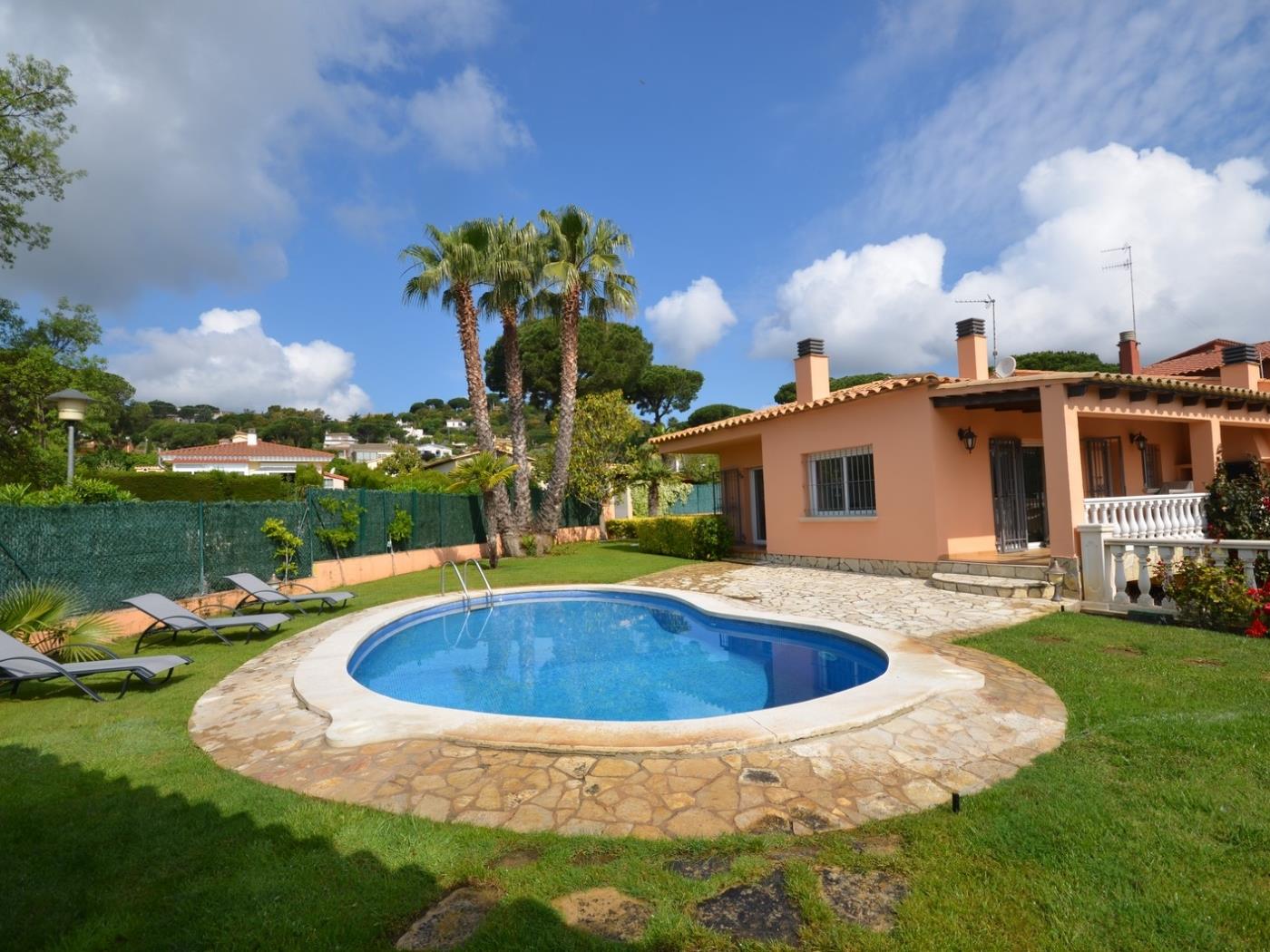 image VILLA CON PISCINA PRIVADA Y FANTASTICOS JARDINES 3