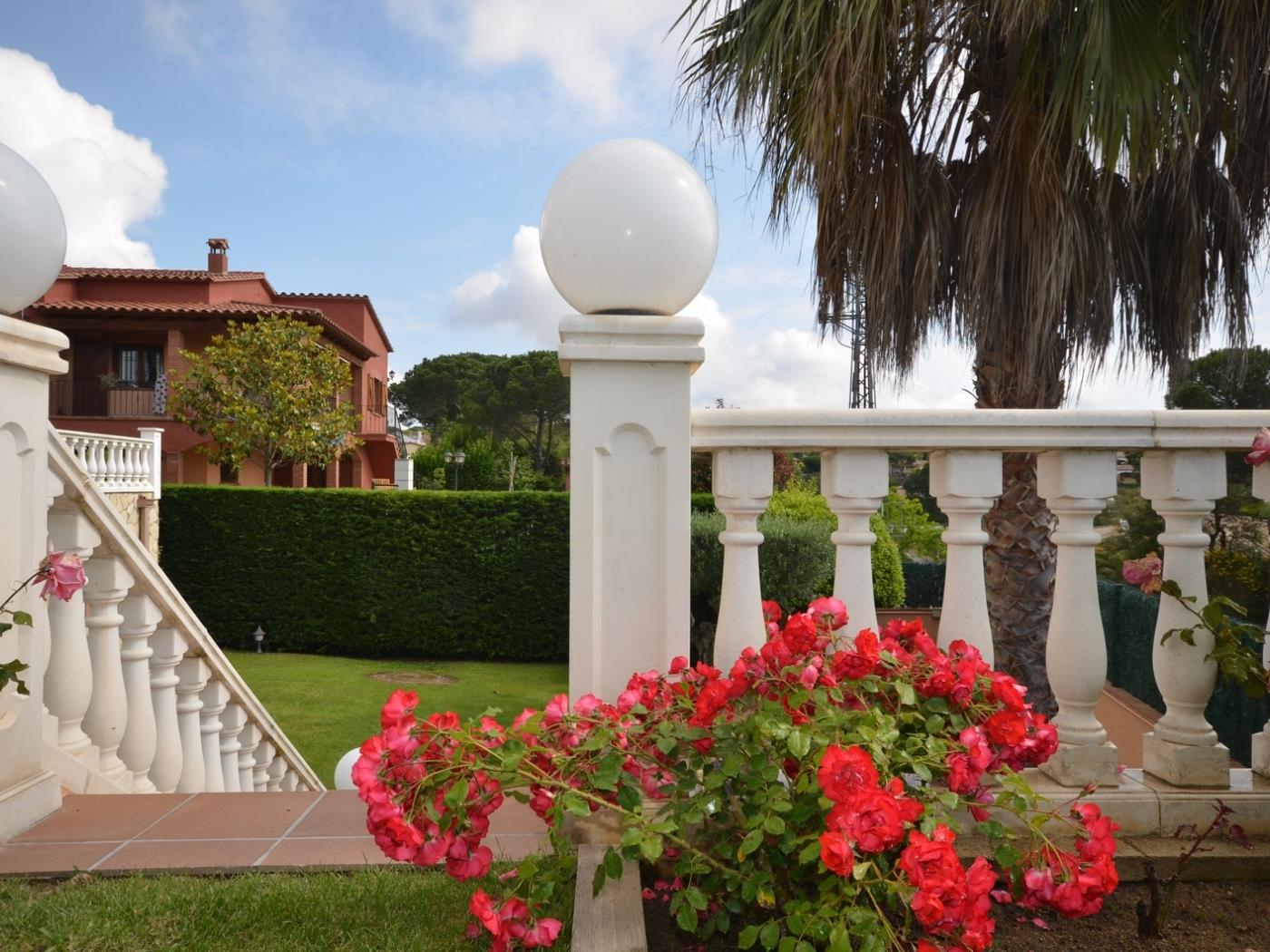 image VILLA CON PISCINA PRIVADA Y FANTASTICOS JARDINES 4