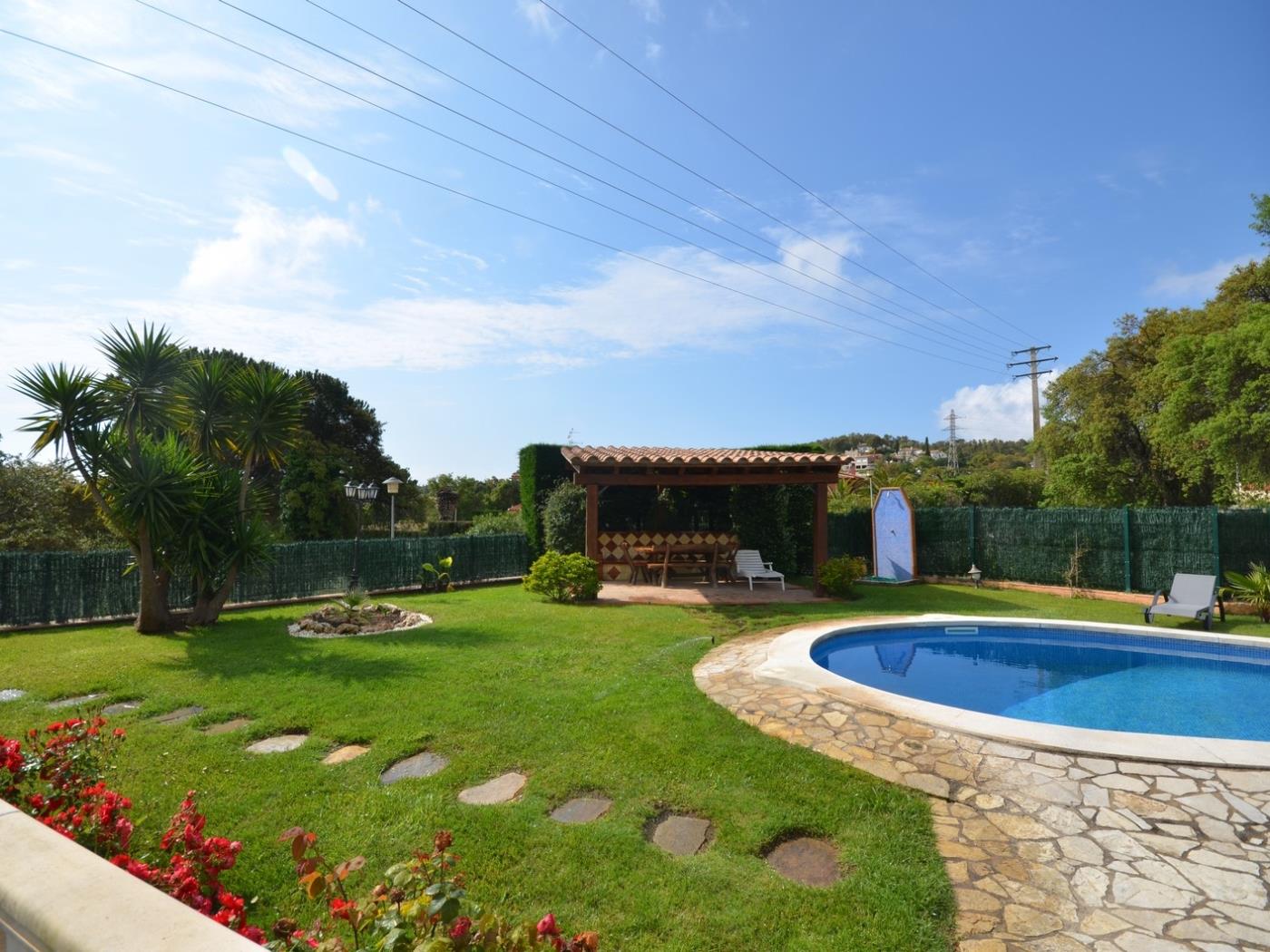 image VILLA CON PISCINA PRIVADA Y FANTASTICOS JARDINES 5