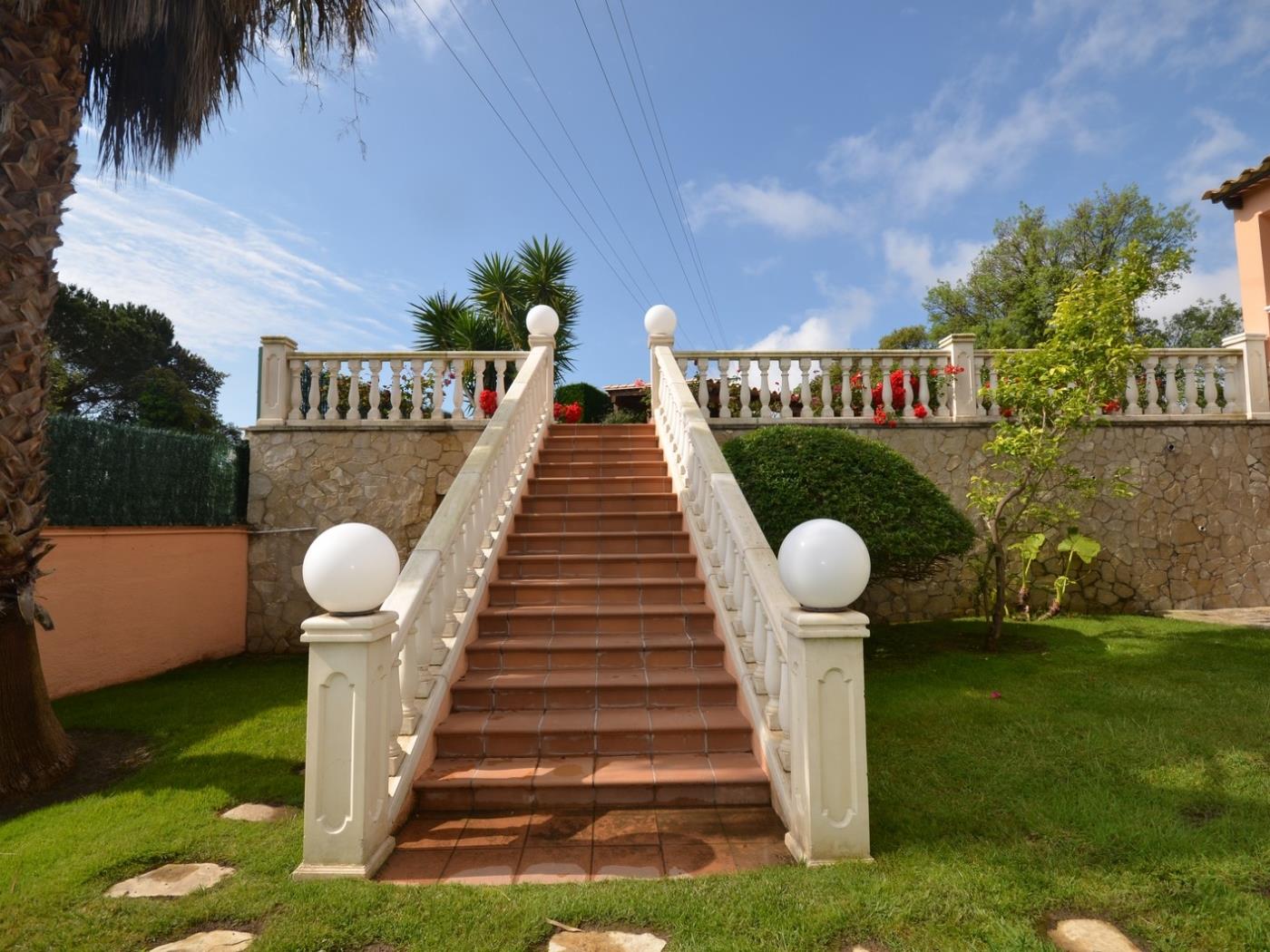 image VILLA CON PISCINA PRIVADA Y FANTASTICOS JARDINES 6