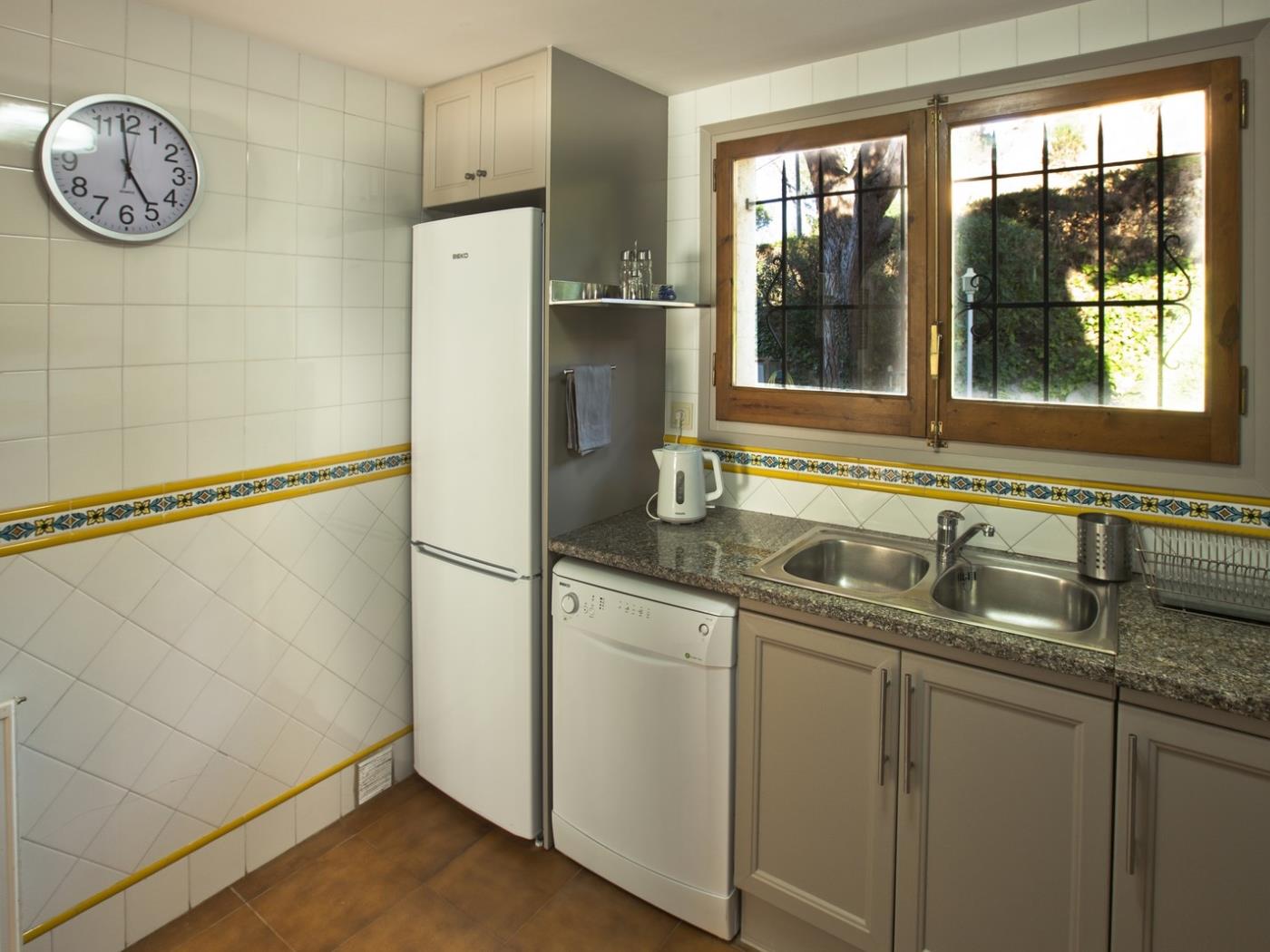 image (R2131) FANTASTIC VIEWS, AIR CONDITIONING, POOL AND WIFI 17