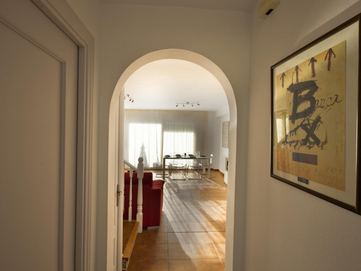 image (R2131) FANTASTIC VIEWS, AIR CONDITIONING, POOL AND WIFI 18