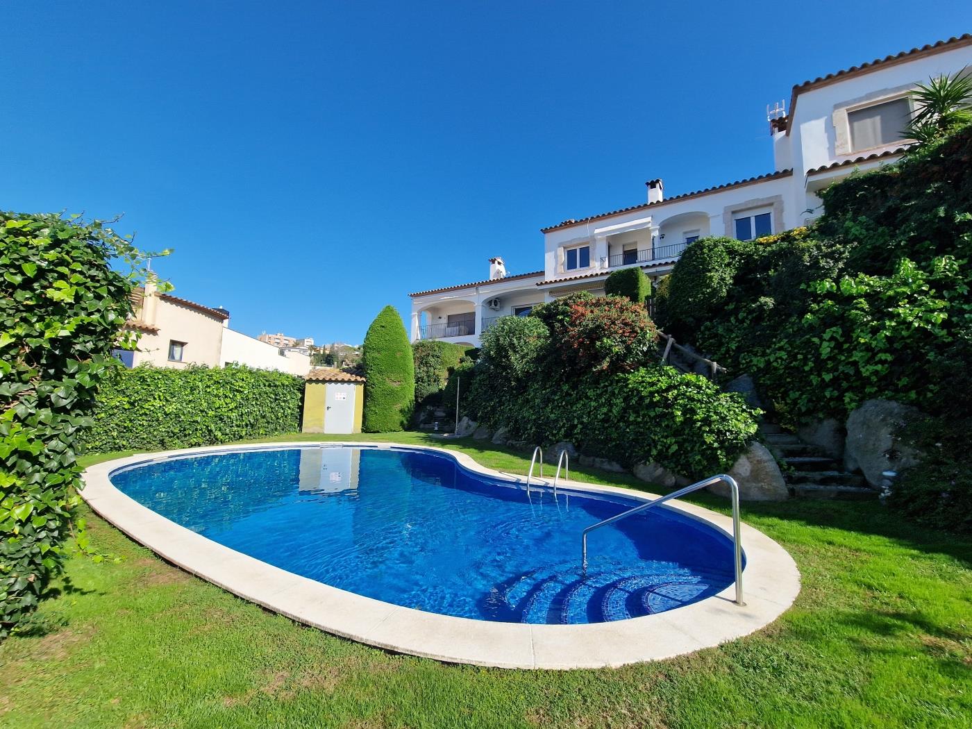 image (R2131) FANTASTIC VIEWS, AIR CONDITIONING, POOL AND WIFI 2