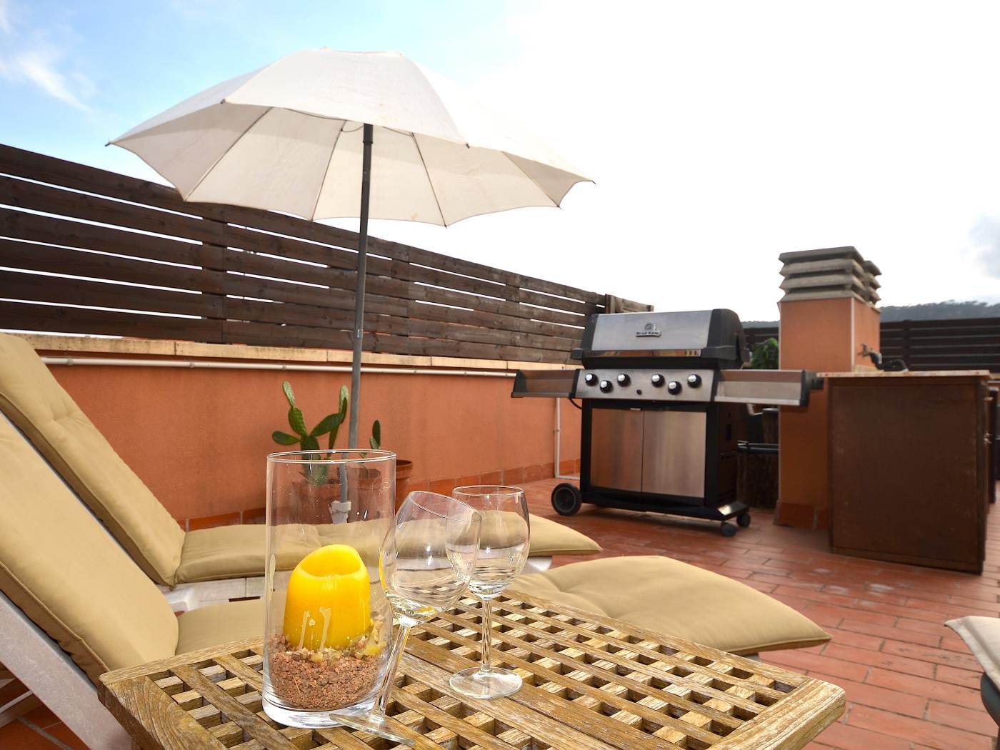 image Apartament amb pàrquing i gran terrasa privada 0