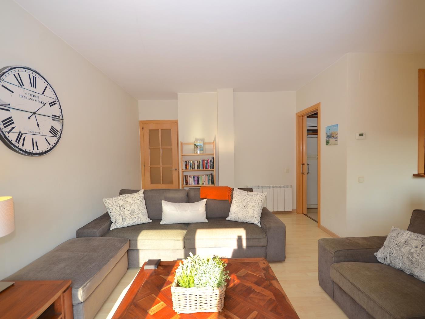 image Apartament amb pàrquing i gran terrasa privada 10