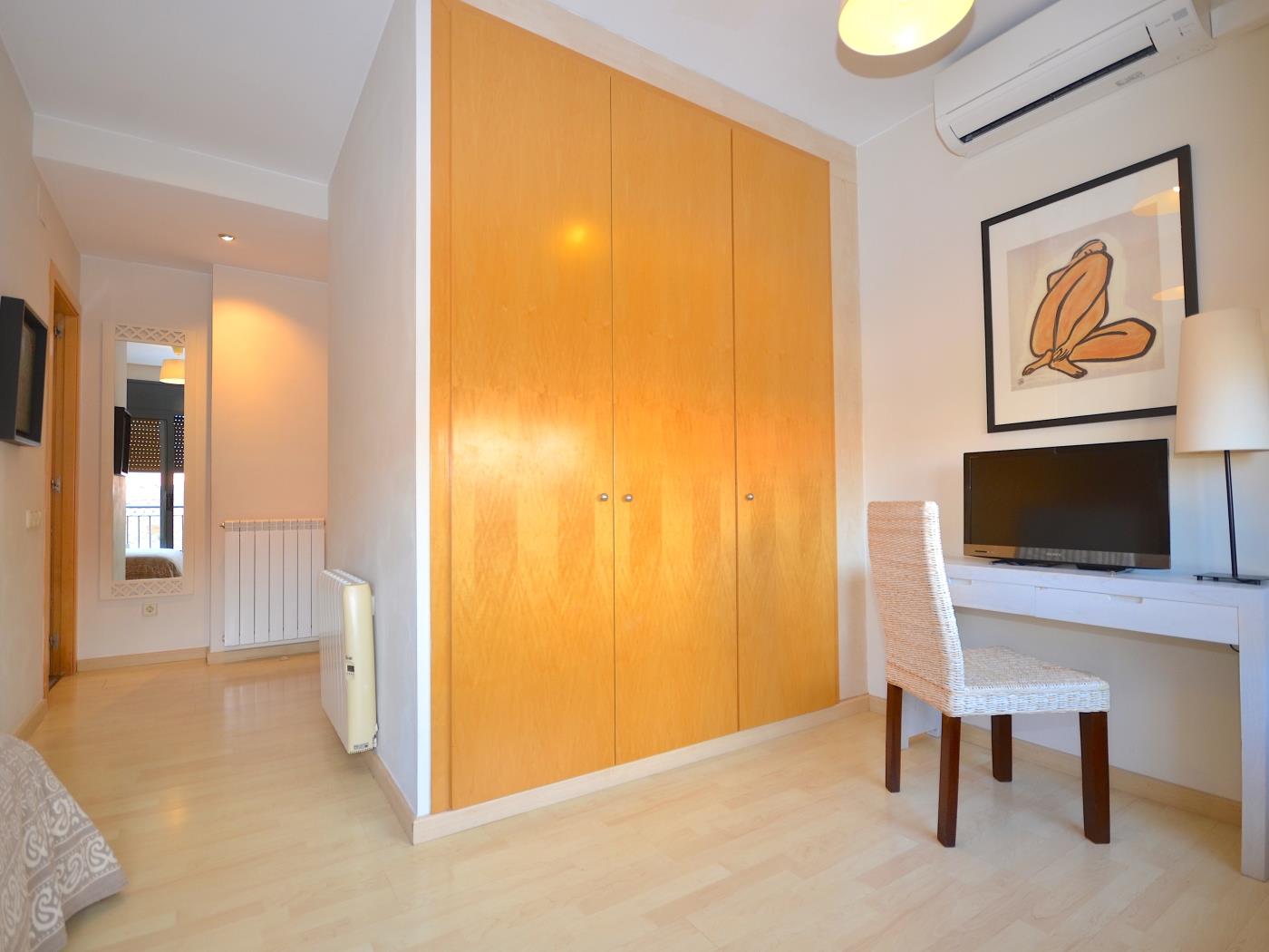 image Apartament amb pàrquing i gran terrasa privada 17