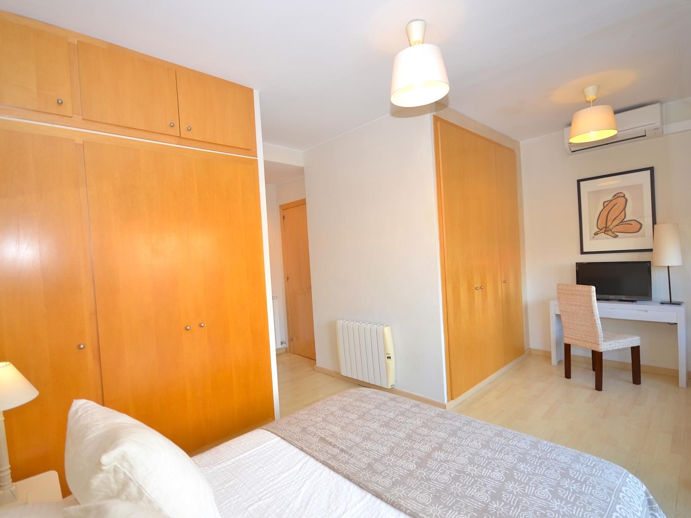 image Apartament amb pàrquing i gran terrasa privada 18