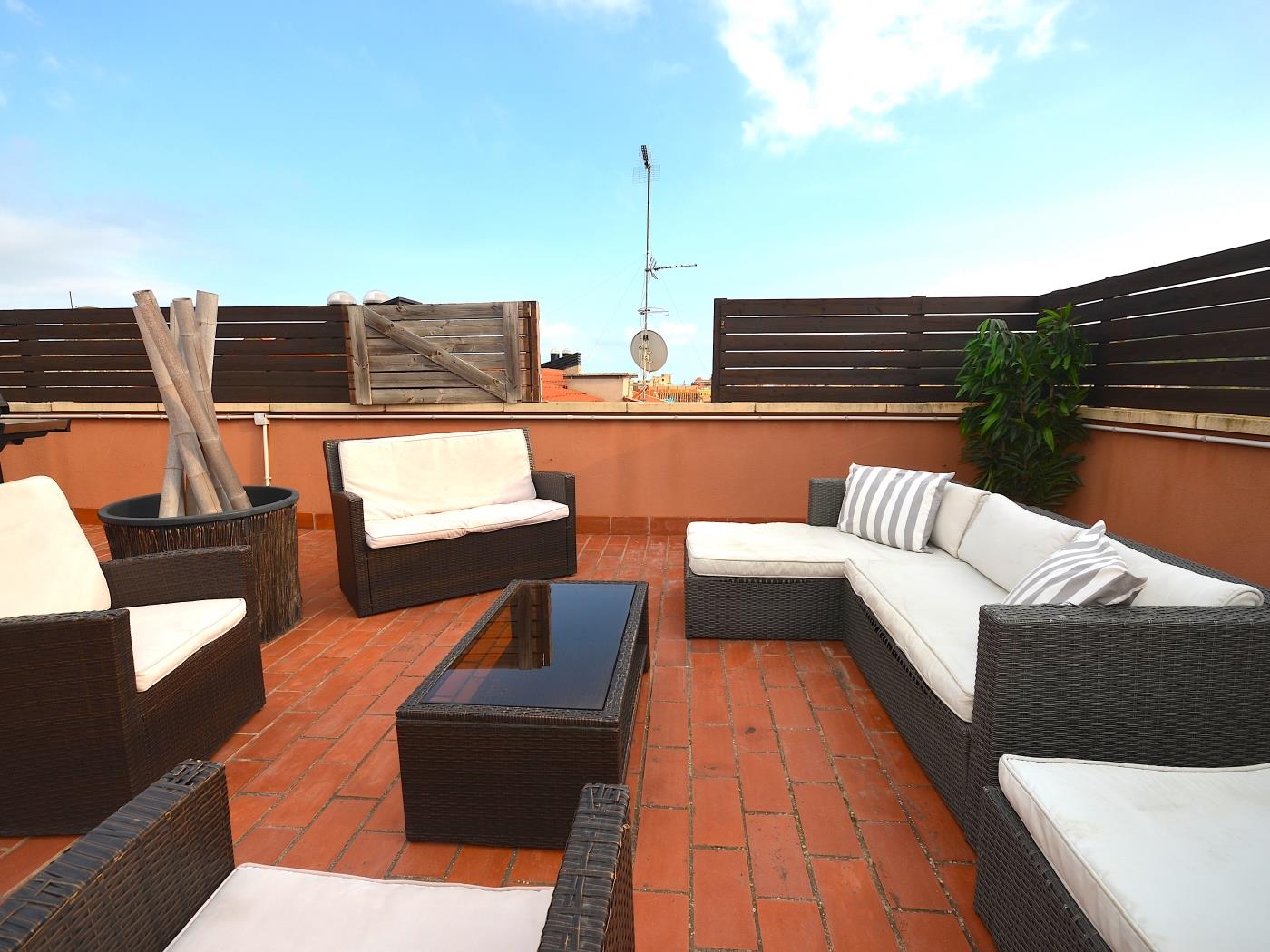 image Apartament amb pàrquing i gran terrasa privada 1
