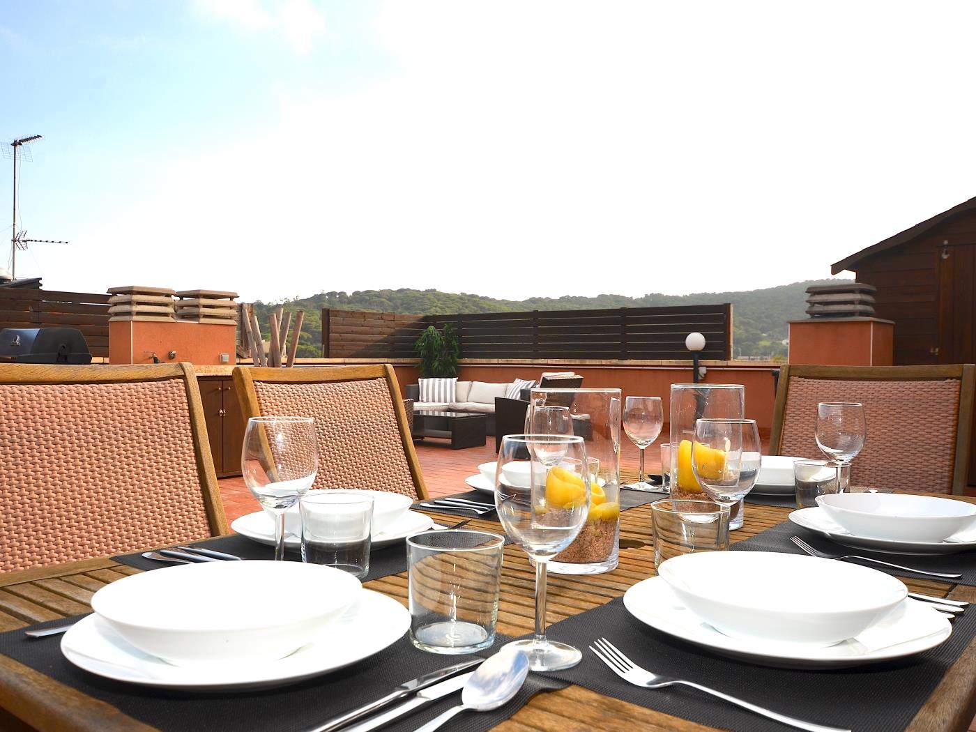 image Apartament amb pàrquing i gran terrasa privada 2
