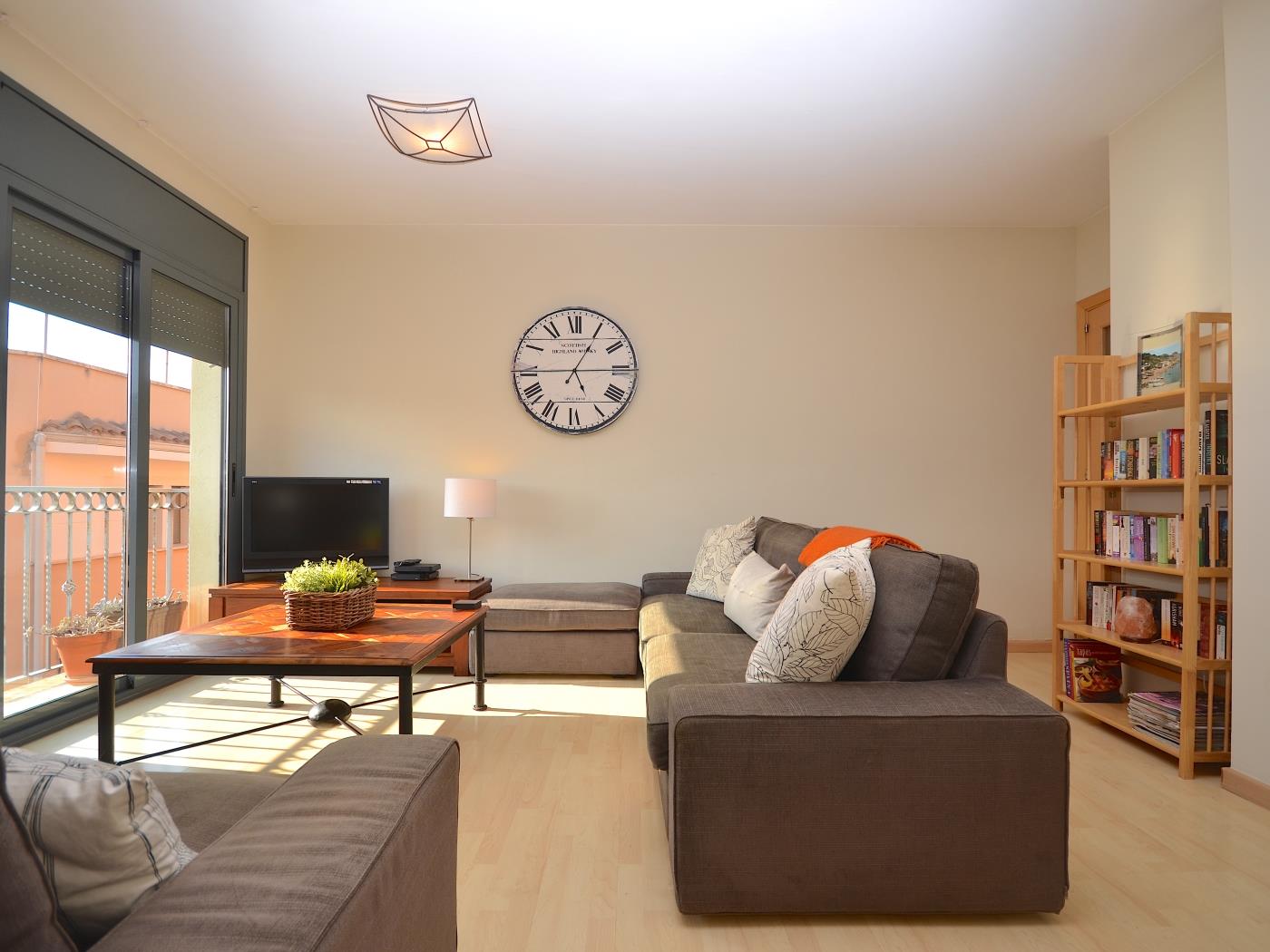 image Apartament amb pàrquing i gran terrasa privada 3