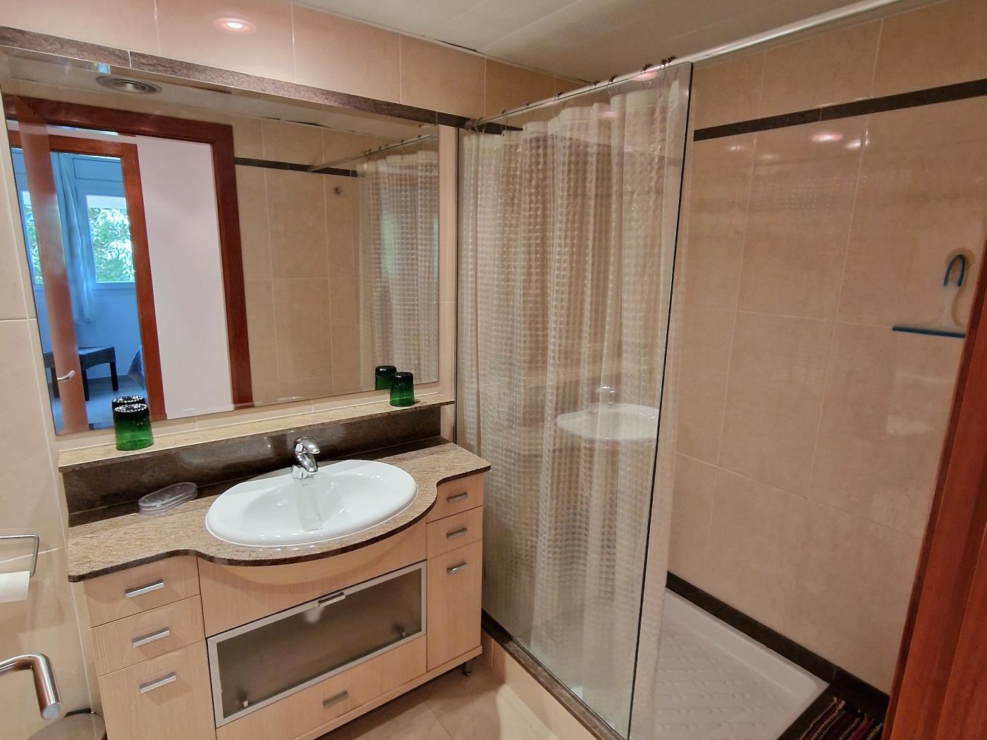 image APARTMENT WITH PARKING CLOSE TO THE CENTER AND TO THE BEACH 11
