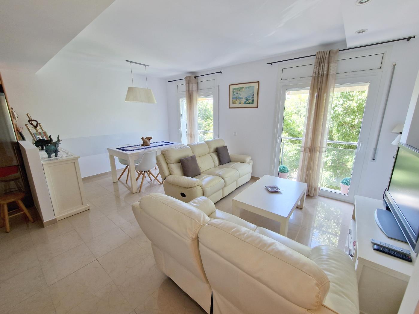 image APARTMENT WITH PARKING CLOSE TO THE CENTER AND TO THE BEACH 2