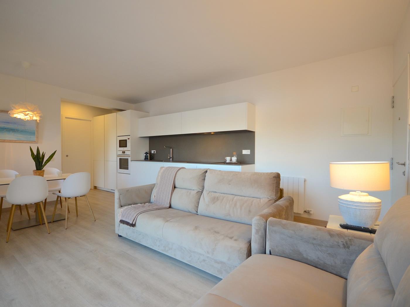 image IDÉAL APPARTEMENT RÉFORMÉ EN PREMIÈRE LIGNE DE MER 0