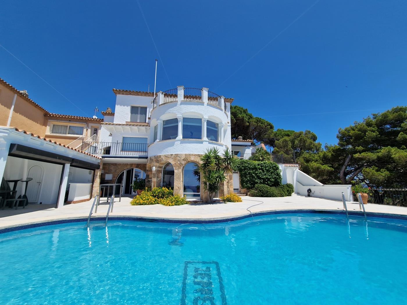 image EXCLUSIVA villa con VISTAS PANORÁMICAS al MAR 0