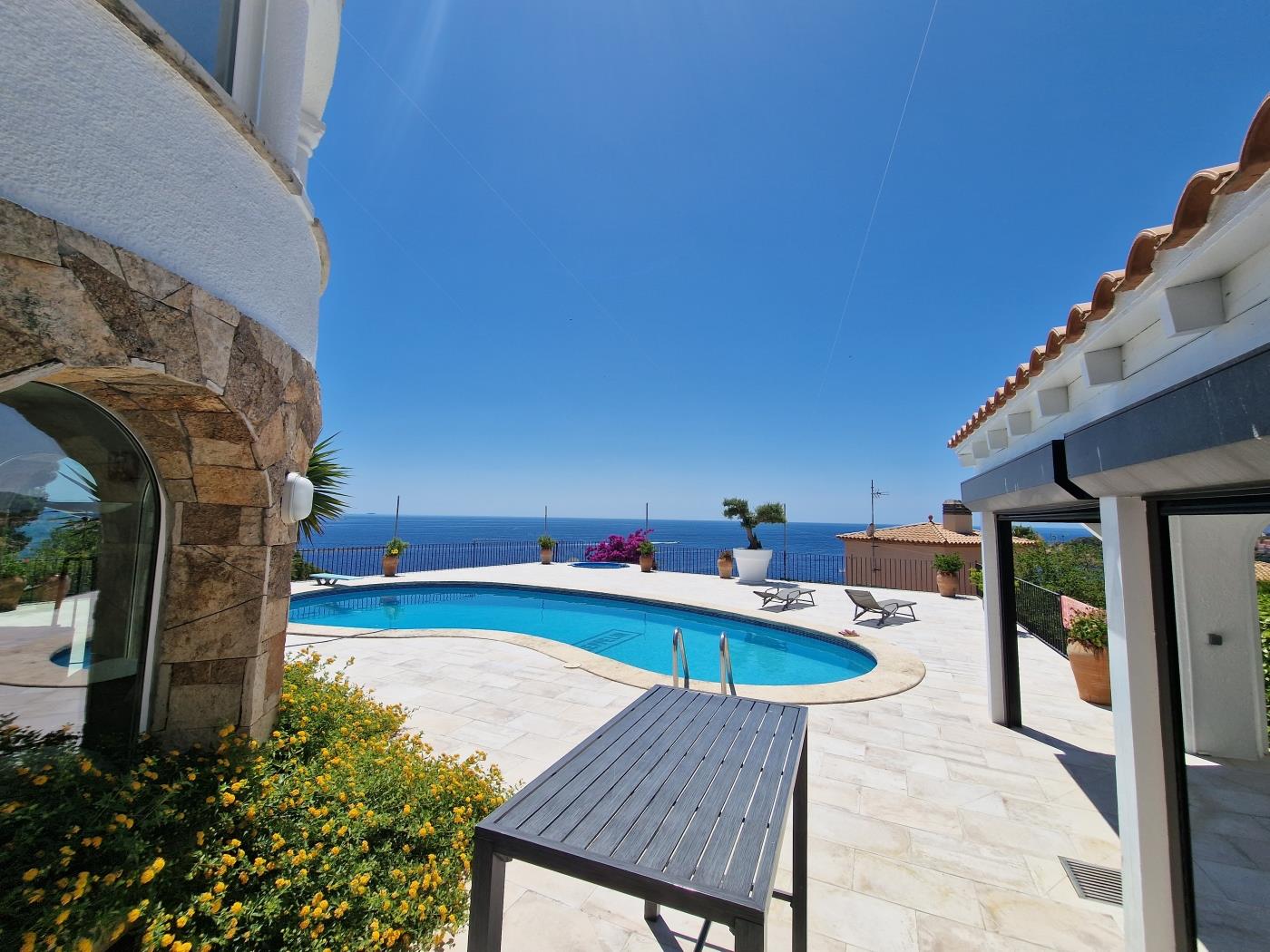 image EXCLUSIVA villa con VISTAS PANORÁMICAS al MAR 1