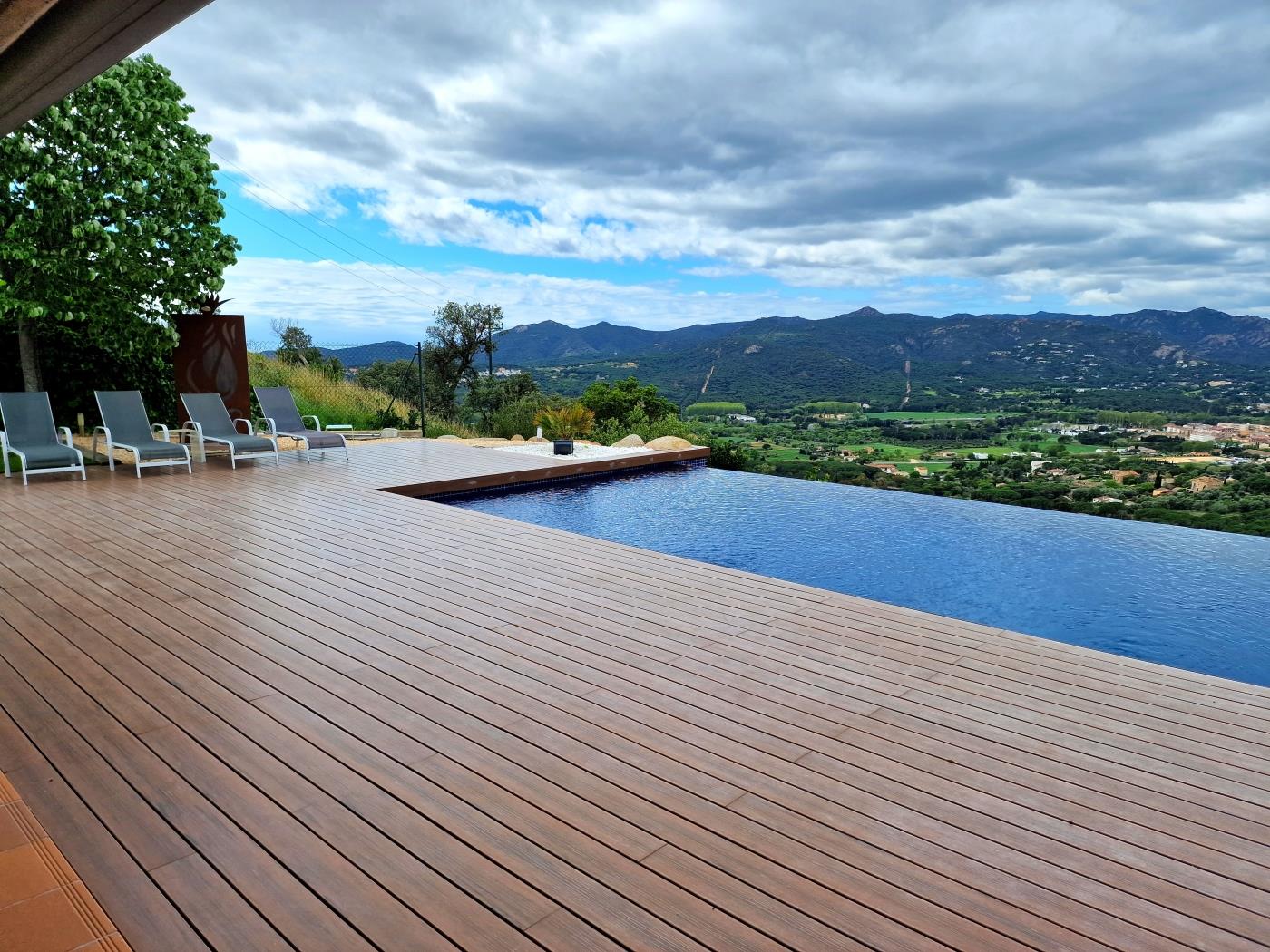 image VILLA CON PISCINA PRIVADA Y FANTÁSTICAS VISTAS AL MAR Y MONTAÑA 1
