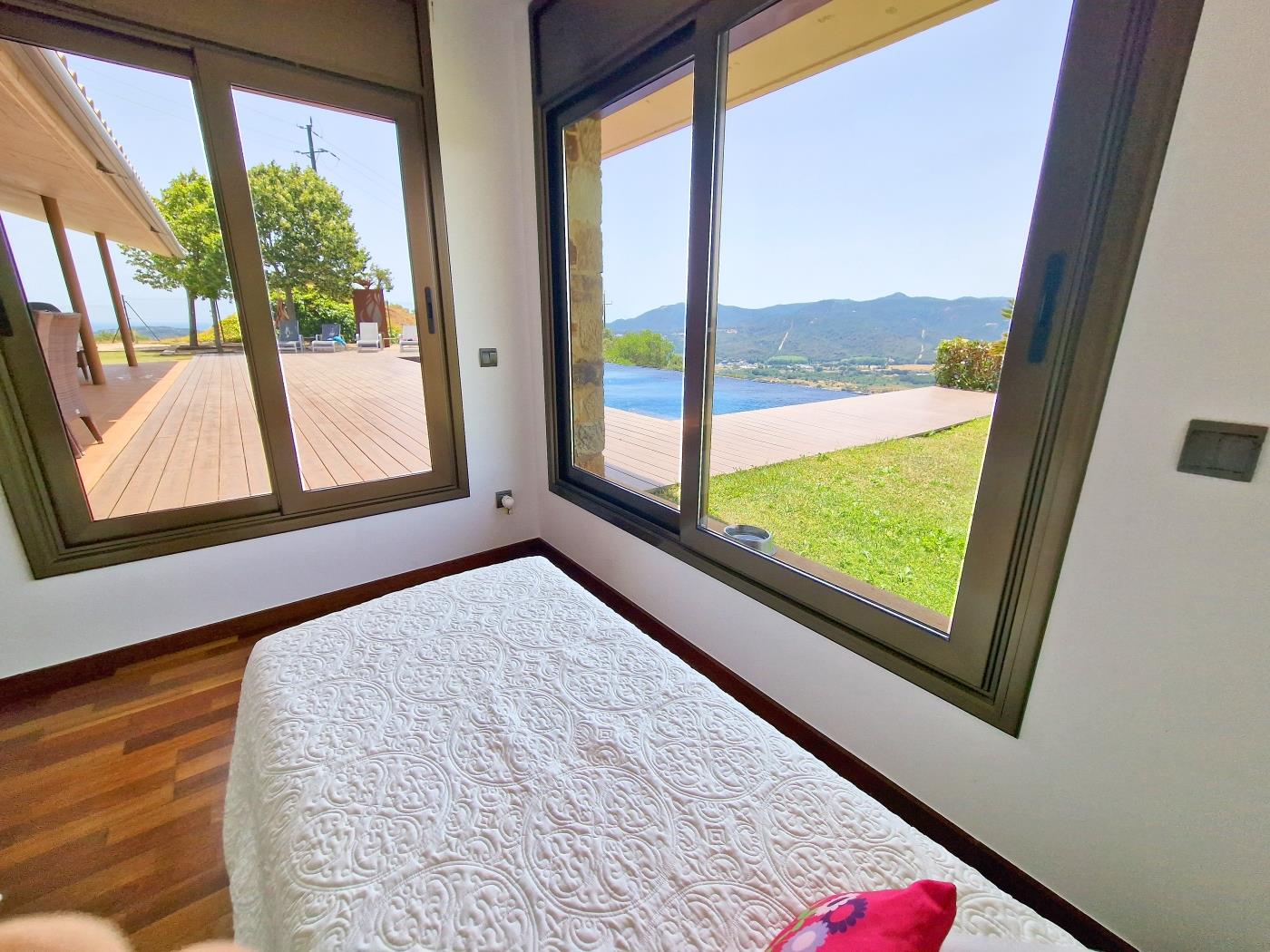image VILLA CON PISCINA PRIVADA Y FANTÁSTICAS VISTAS AL MAR Y MONTAÑA 30