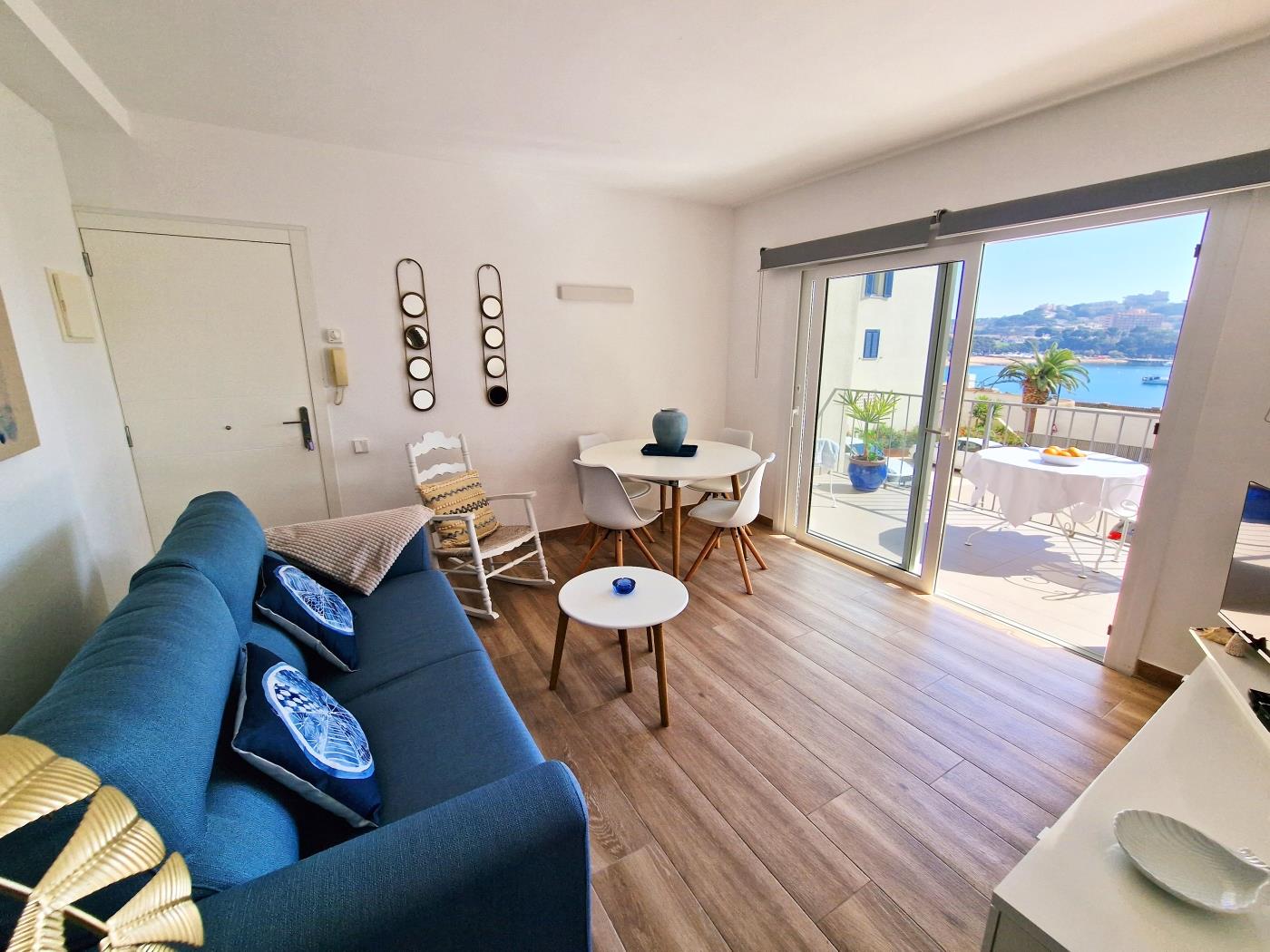 image MAGNIFICO APARTAMENTO A PRIMERA LINEA CON VISTAS AL MAR Y TERRAZA 0