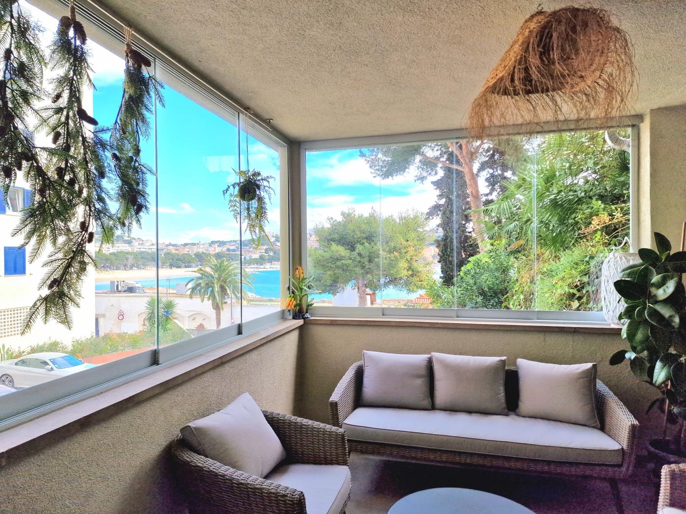 image MAGNIFICO APARTAMENTO A PRIMERA LINEA CON VISTAS AL MAR Y TERRAZA 2
