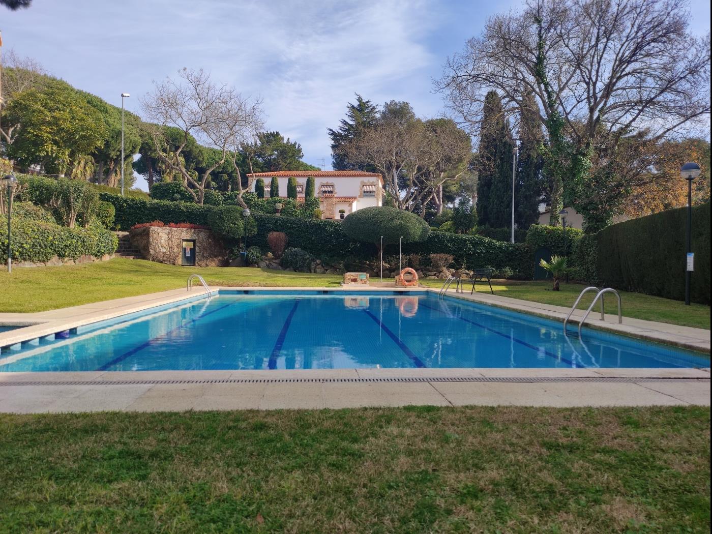 image APARTAMENTO CON TERRAZA Y PISCINA COMUNITARIA EN S'AGARO 16