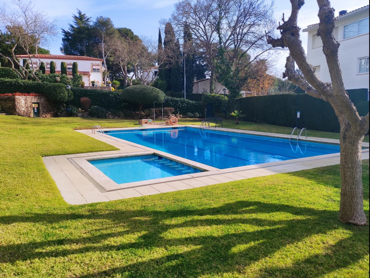 image APARTAMENTO CON TERRAZA Y PISCINA COMUNITARIA EN S'AGARO 1