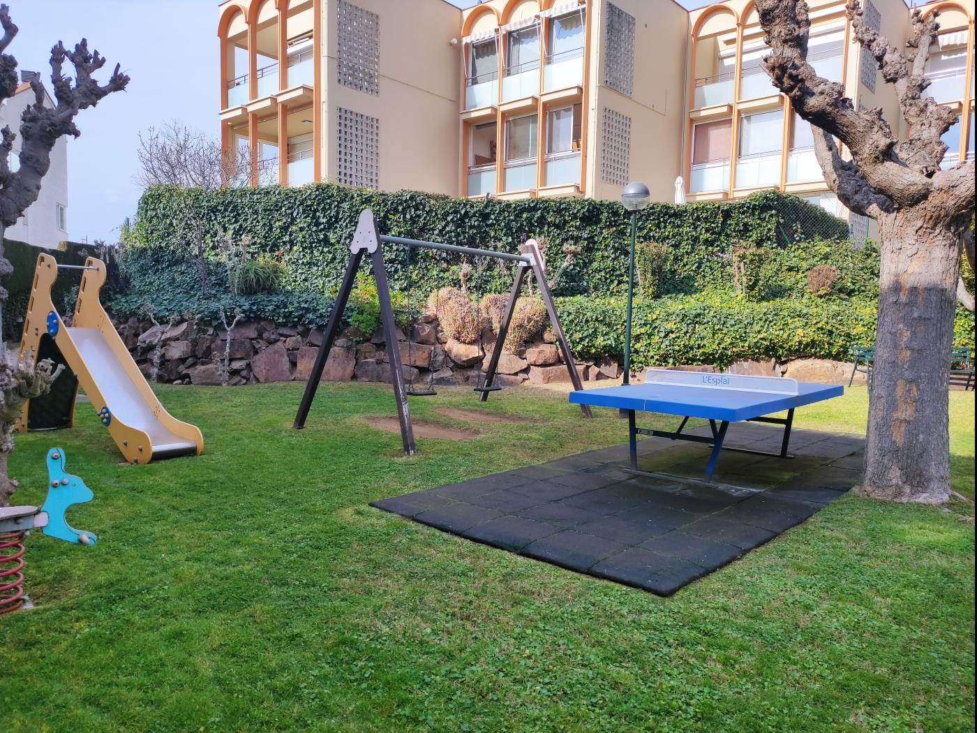 image APARTAMENTO CON TERRAZA Y PISCINA COMUNITARIA EN S'AGARO 2