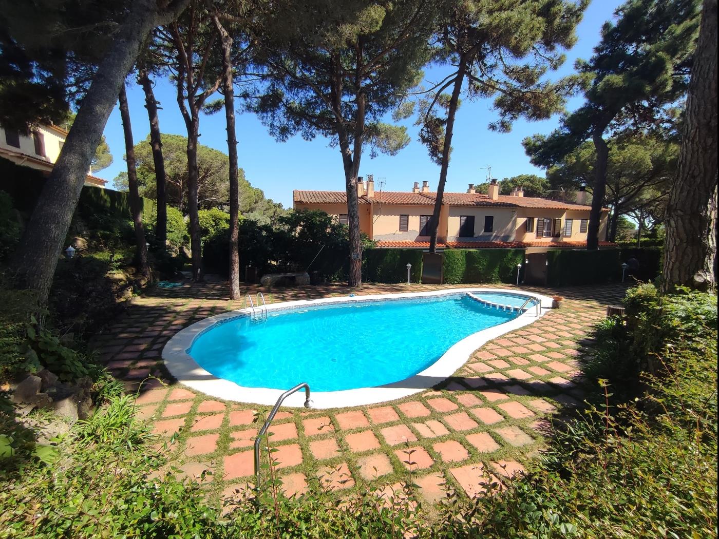 image Casa con piscina, jardín y parking a 8-10 minutos a pie de la playa de St.Feliu 0