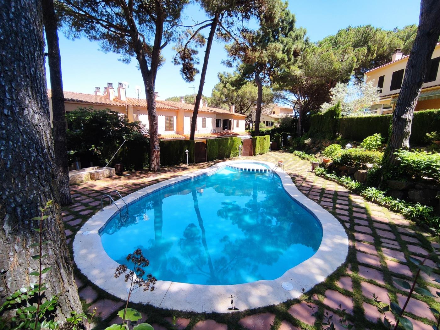 image Casa con piscina, jardín y parking a 8-10 minutos a pie de la playa de St.Feliu 1