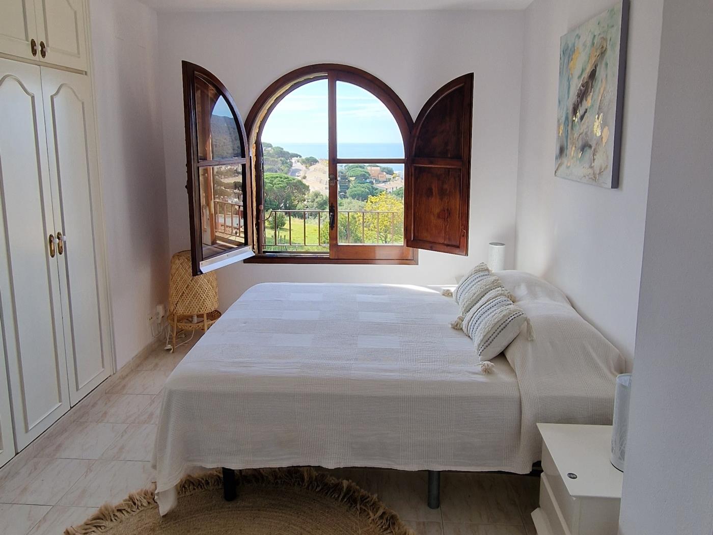image preciosa casa con bonitas vistas a la bahía 16