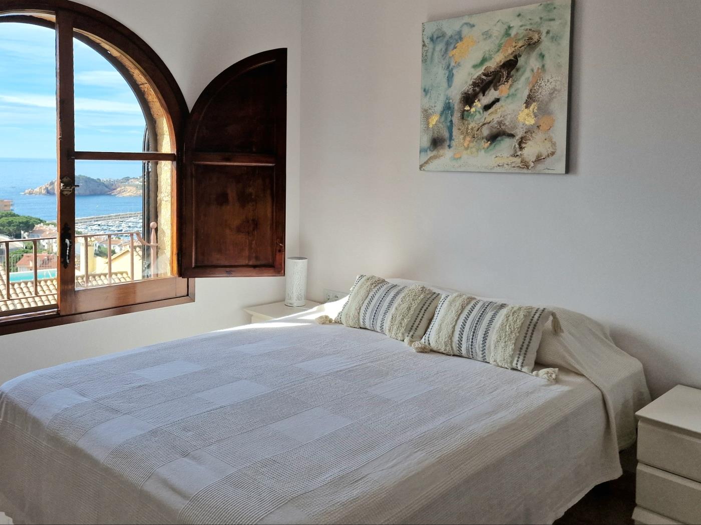 image preciosa casa con bonitas vistas a la bahía 18