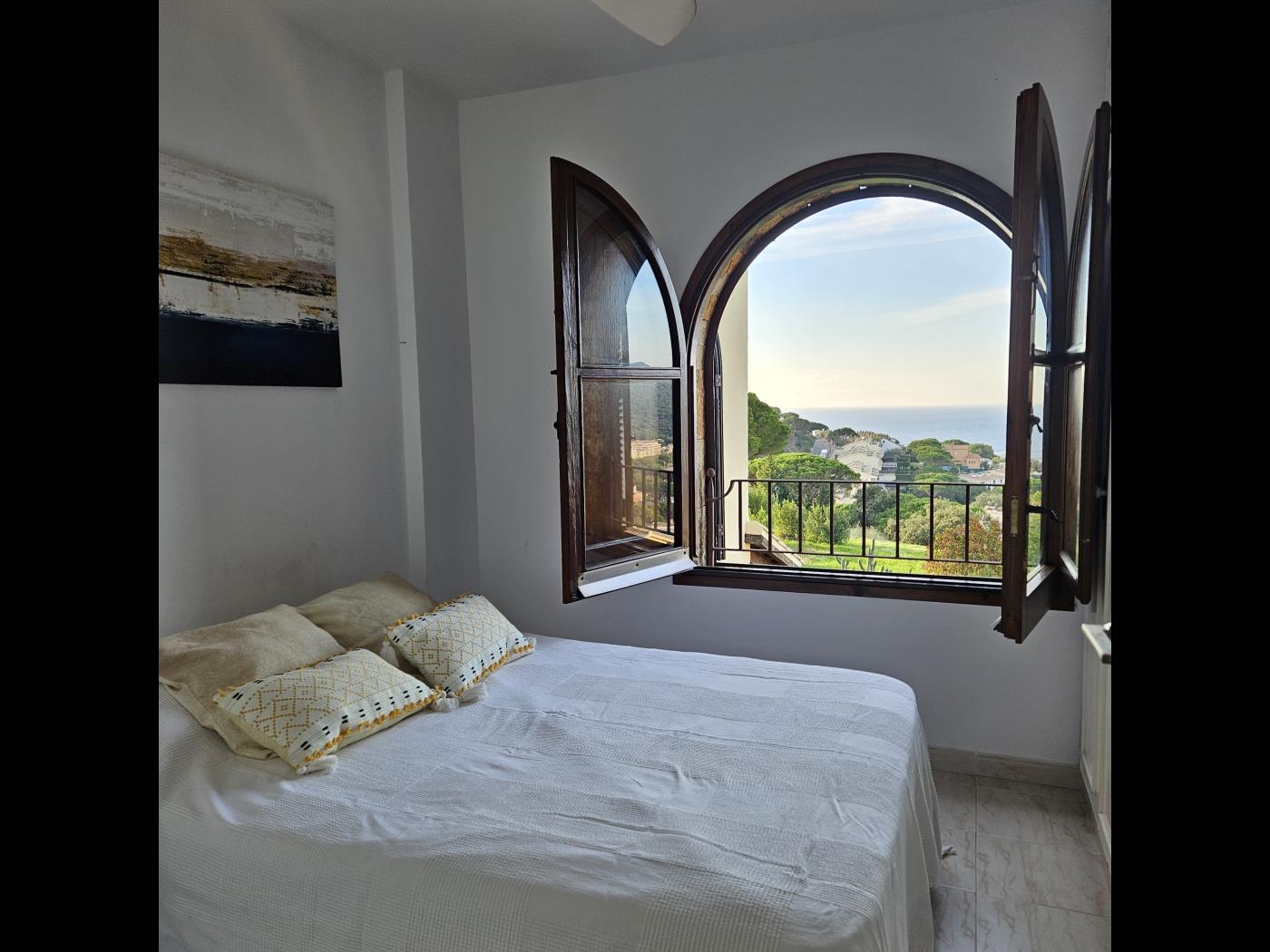 image preciosa casa con bonitas vistas a la bahía 20