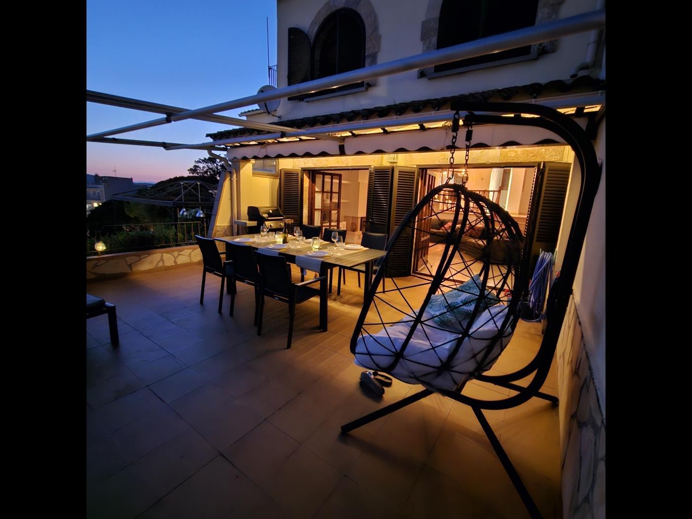 image preciosa casa con bonitas vistas a la bahía 26