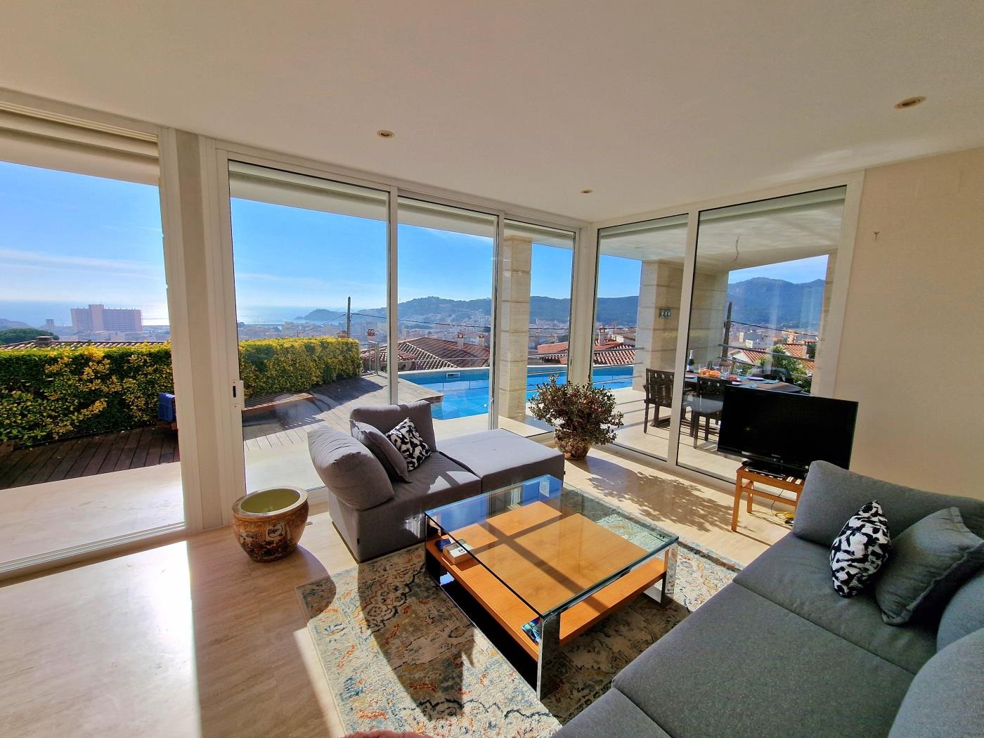 image Single-family home with magnificent views and swimming pool 0