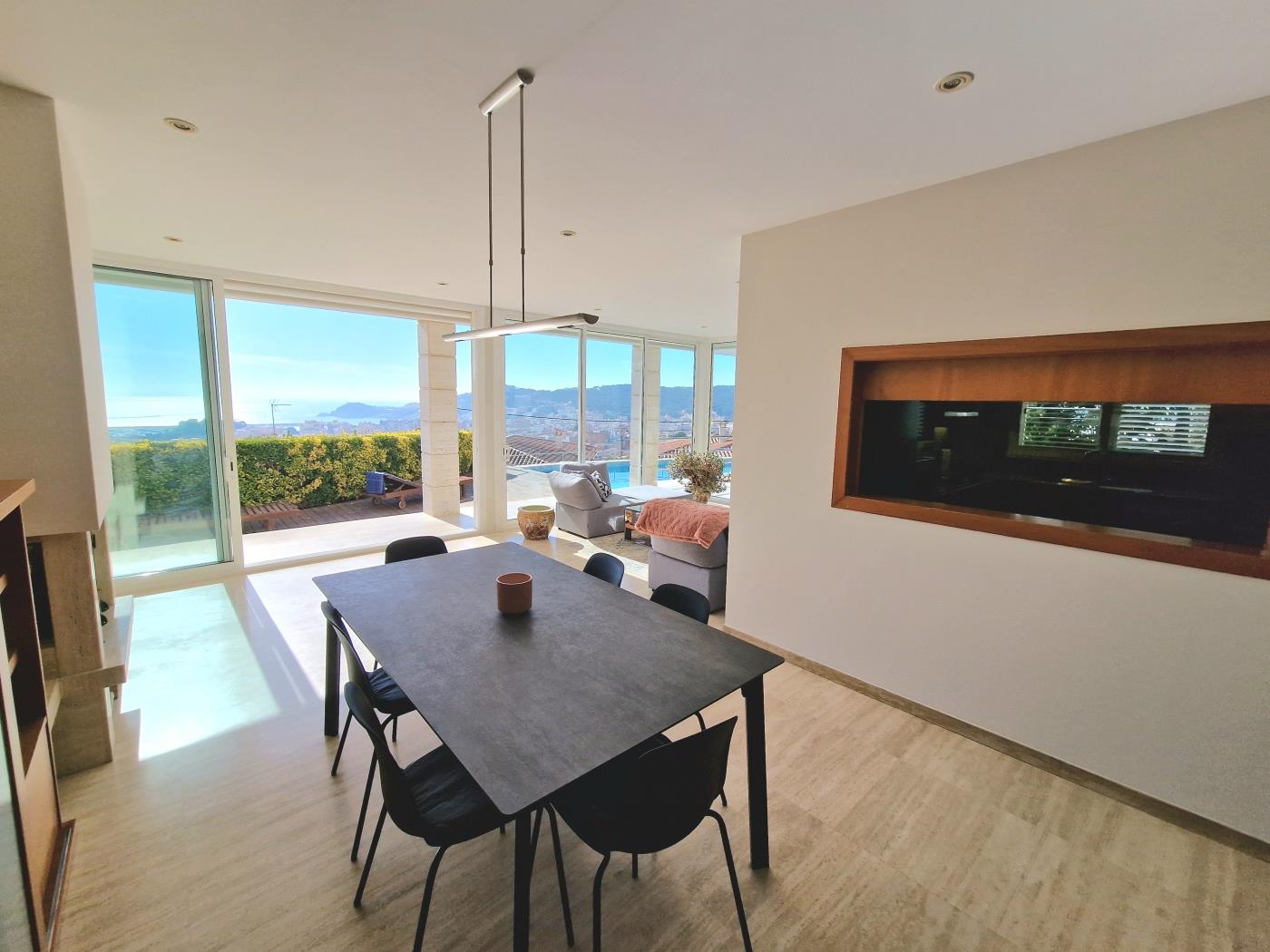 image Single-family home with magnificent views and swimming pool 12