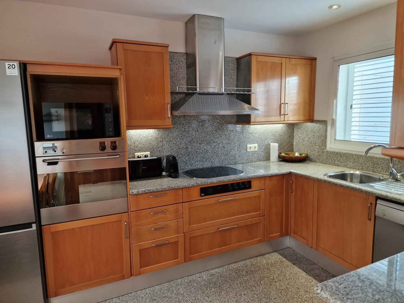 image Single-family home with magnificent views and swimming pool 15