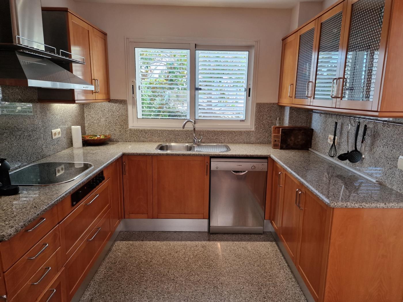 image Single-family home with magnificent views and swimming pool 16