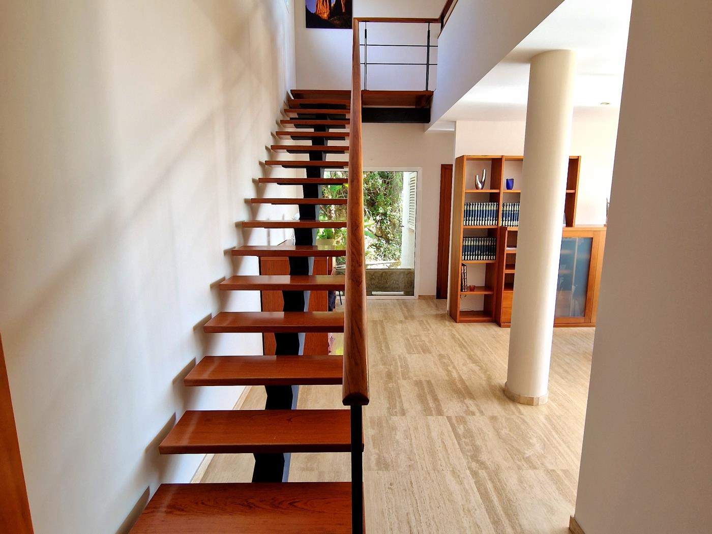 image Single-family home with magnificent views and swimming pool 17