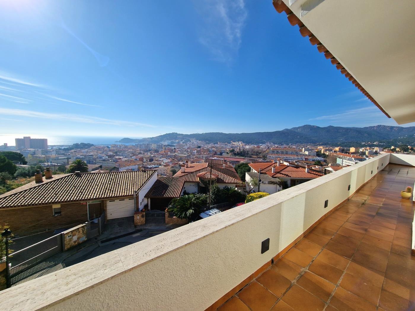 image Single-family home with magnificent views and swimming pool 19