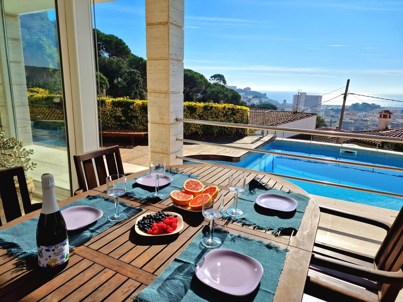 image Single-family home with magnificent views and swimming pool 1