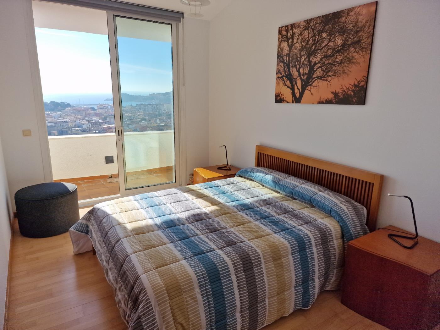image Single-family home with magnificent views and swimming pool 21