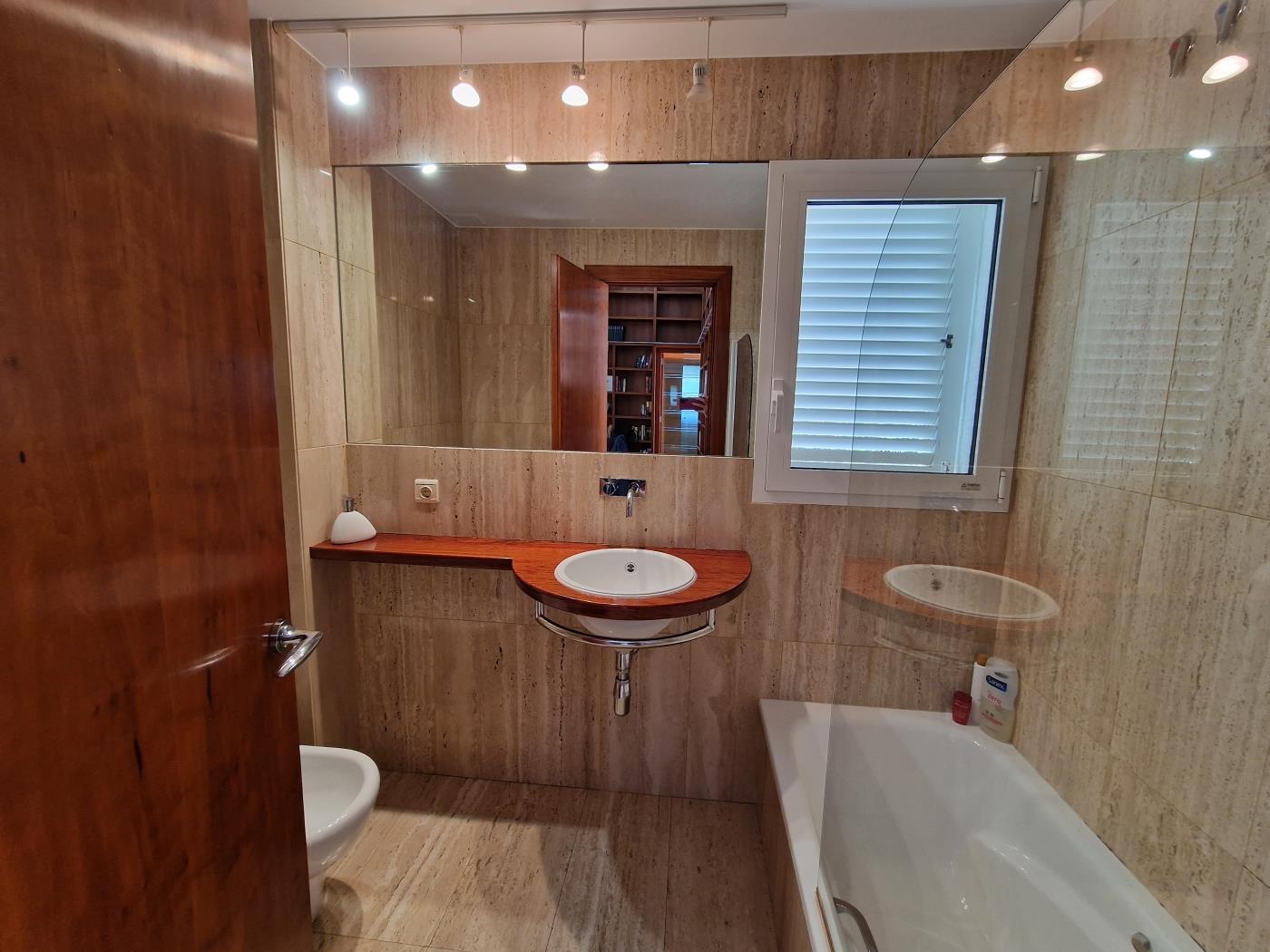 image Single-family home with magnificent views and swimming pool 23