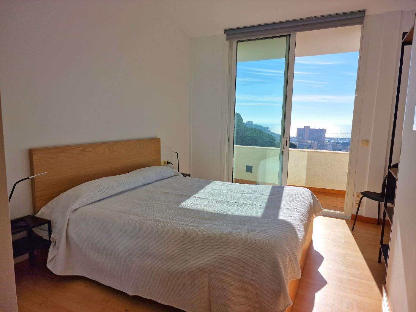 image Single-family home with magnificent views and swimming pool 25