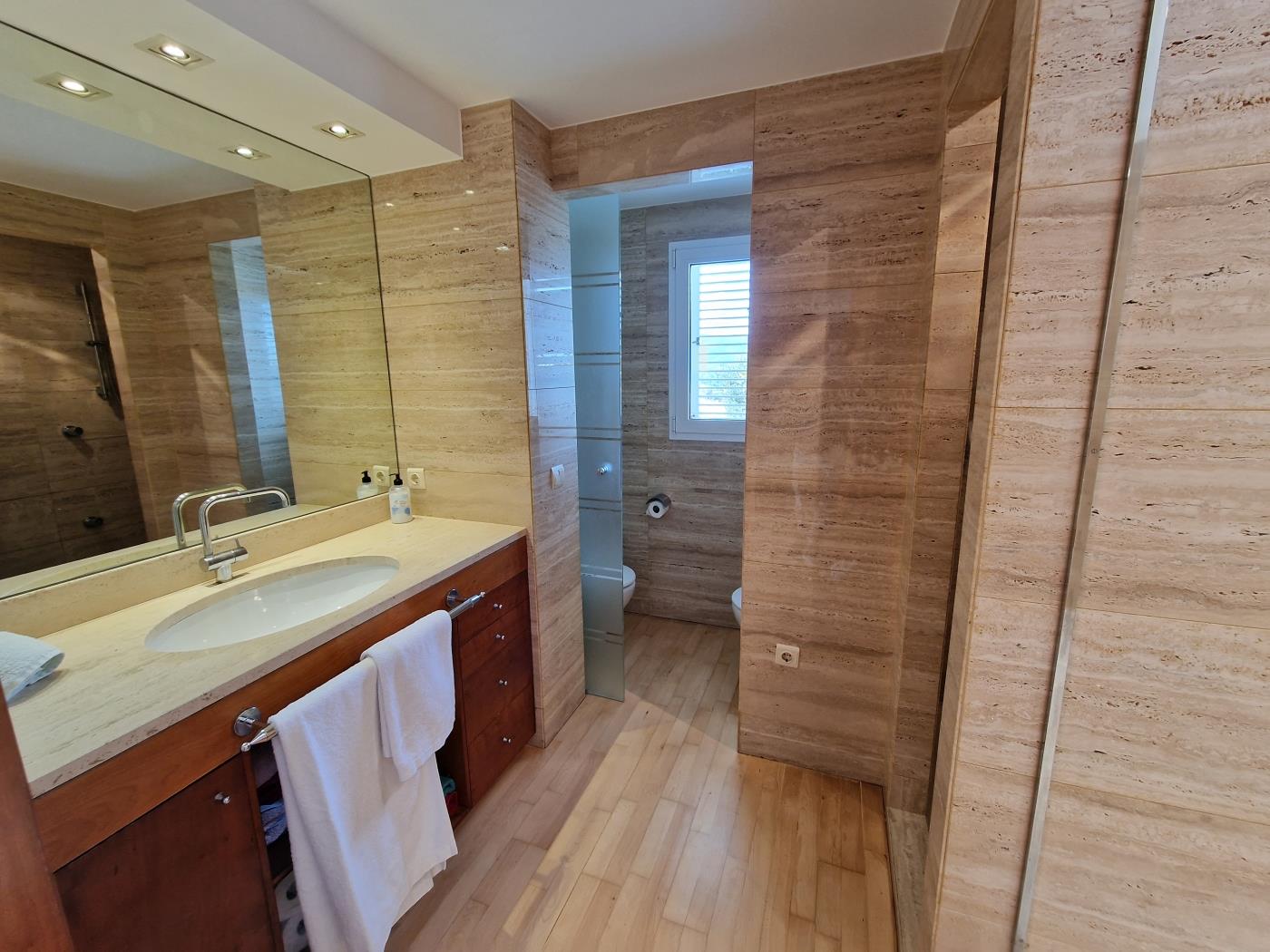 image Single-family home with magnificent views and swimming pool 27